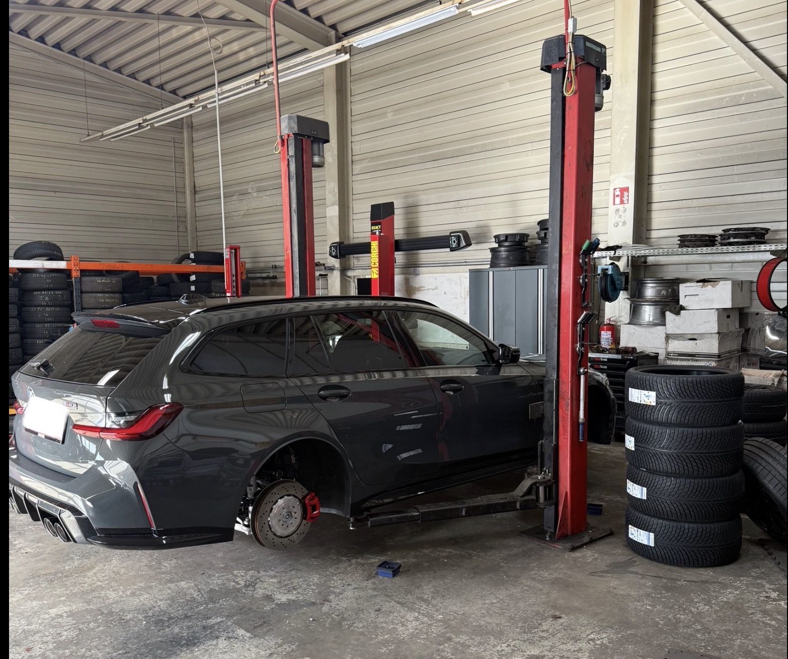 Reifenmontage an einem BMW M3 Touring
