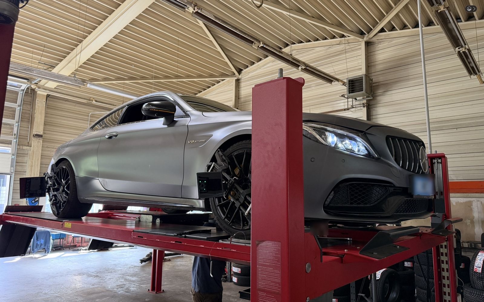 Mercedes C63 Coupé bei der Spureinstellung