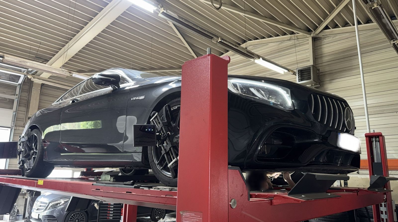 Mercedes S63 AMG bei der Achsvermessung