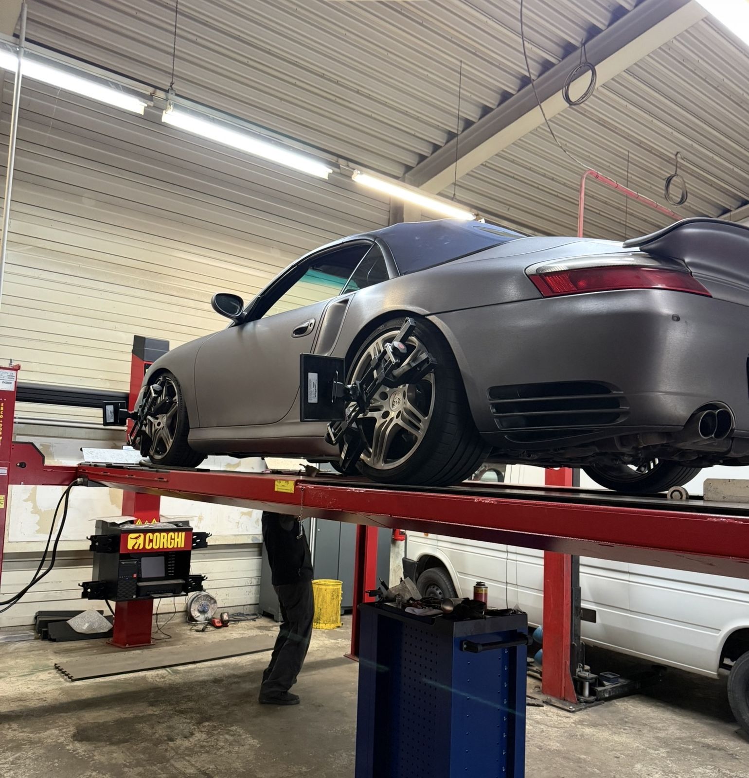 Porsche 911 bei der Achsvermessung